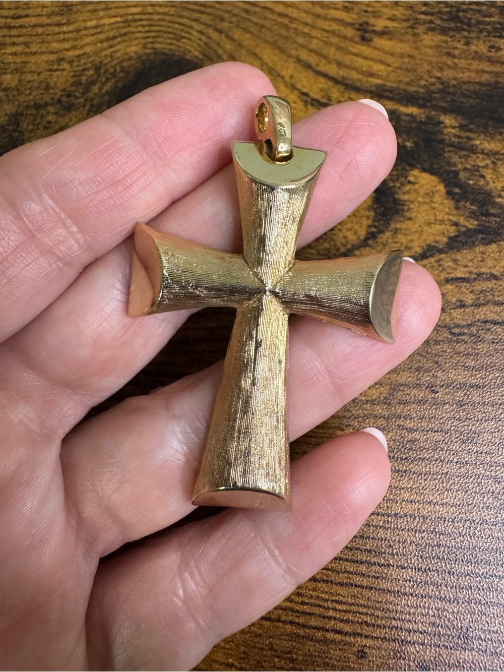 Avon 1976 Gold Tone Textured Florentine Cross Pendant
